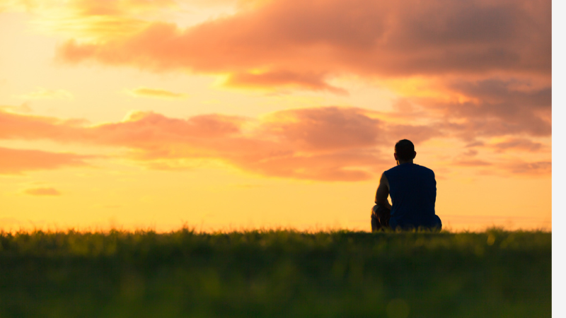 Homme pensif, coucher de soleil