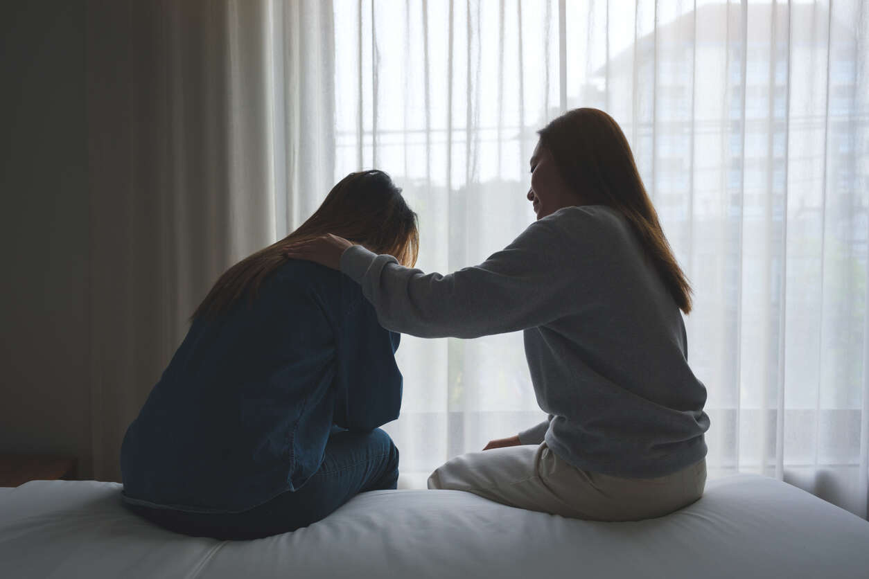 Femme qui réconforte une amie